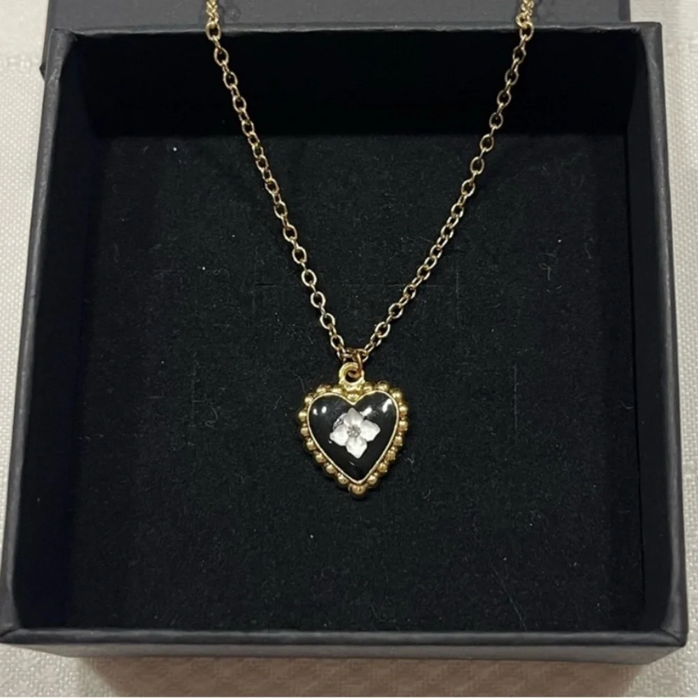 Gold tone heart necklace flower pendant. Simple. Classic. Feminine. Perfect gift - Picture 2 of 5